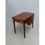 A 19th.C. MAHOGANY SMALL PEMBROKE TABLE ON SQUARE TAPERED LEGS WITH SPADE FEET. 79 x 107 x 71cm (H).