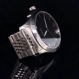 A GENTS GUCCI WATCH ON A STAINLESS STEEL BRACELET STRAP, WITH A BI-FOLDING CLASP. BLACK DIAL, DATE