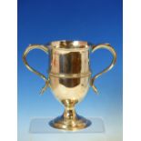 A GEORGIAN SILVER TWO HANDLED TROPHY CUP, HALLMARKED AND DATED 1797 LONDON FOR PETER & ANN