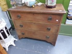 A SMALL OAK THREE DRAWER CHEST.