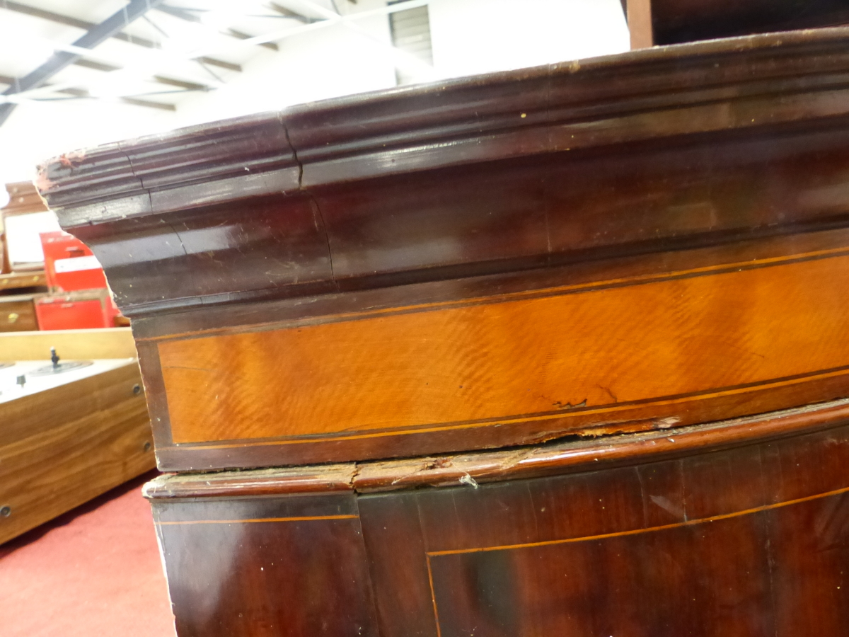 A GEORGE III MAHOGANY BOW FRONT CORNER CABINET. - Image 2 of 10