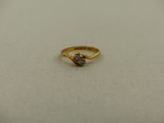 AN 18ct GOLD TWO STONE DIAMOND TWIST RING.