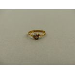 AN 18ct GOLD TWO STONE DIAMOND TWIST RING.