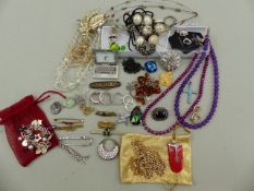 A QUANTITY OF JEWELLERY TO INCLUDE BEADS SILVER, RINGS ETC