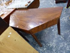 A GEORGIAN MAHOGANY SIDE TABLE.