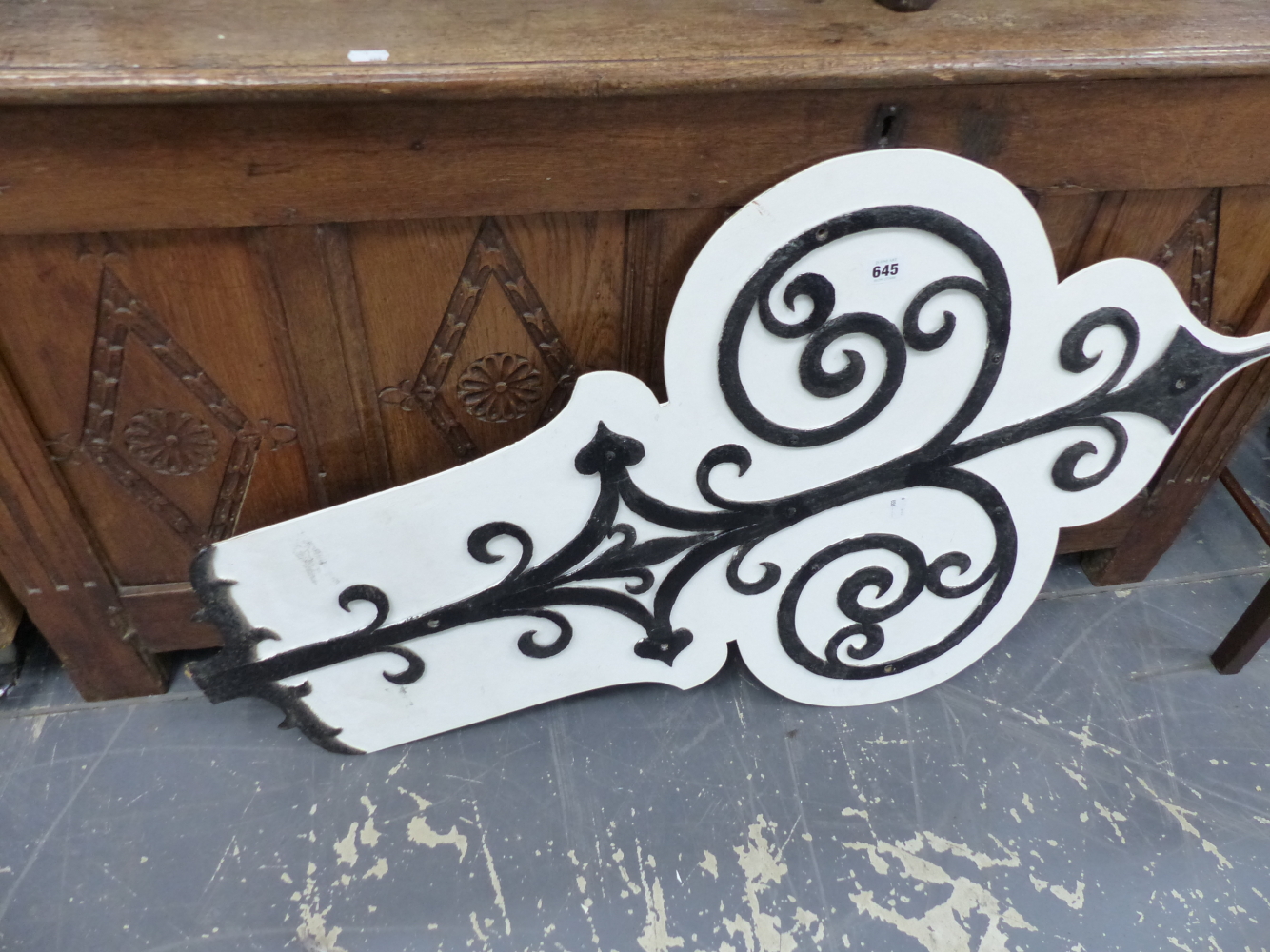 AN 18TH C. WROUGHT IRON SCROLLED HINGED BRACKET.