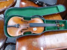 A VINTAGE VIOLIN WITH CASE.