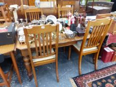 A VICTORIAN WALNUT DINING TABLE AND FOUR SIMILAR CHAIRS.