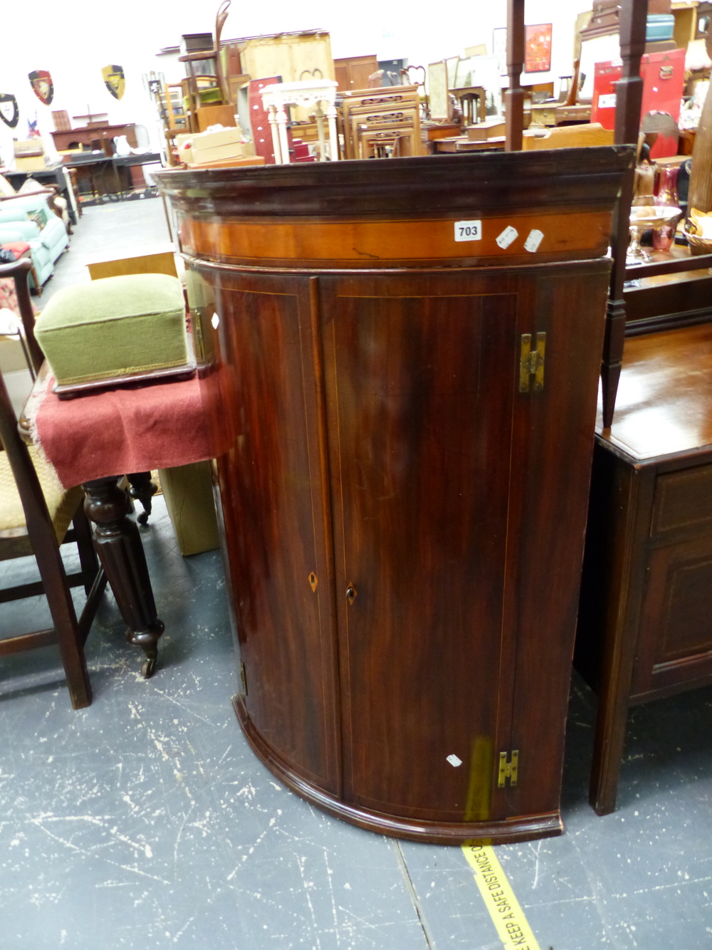 A GEORGE III MAHOGANY BOW FRONT CORNER CABINET. - Image 10 of 10