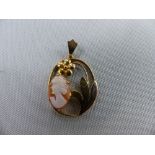 A 9ct GOLD CAMEO SET PENDANT.