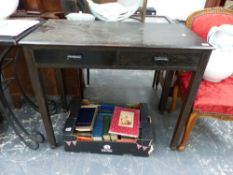 A SMALL OAK SIDE TABLE.