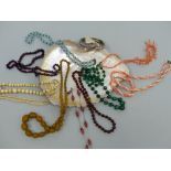 A QUANTITY OF VINTAGE STRUNG BEADS TO INCLUDE MALACHITE, VENTIAN GLASS, IVORY ETC, TOGETHER WITH A