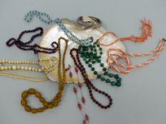 A QUANTITY OF VINTAGE STRUNG BEADS TO INCLUDE MALACHITE, VENTIAN GLASS, IVORY ETC, TOGETHER WITH A