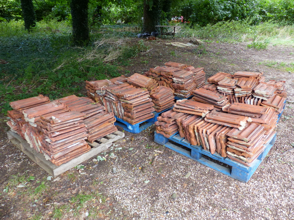 APPROX 300-400 FRENCH TERRACOTTA ROOF TILES.