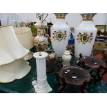 A VERY LARGE PAIR OF VASES ON ASSOCIATED STANDS, TOGETHER WITH A MASONS PATTERN LARGE TABLE LAMP AND
