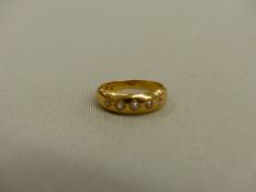 AN ANTIQUE 18ct GOLD FIVE STONE DIAMOND RING.