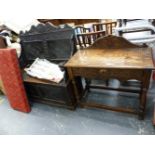 AN ANTIQUE OAK BOX SEAT SETTLE AND A SIMILAR SIDE TABLE.