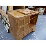 AN ARTS AND CRAFTS OAK SMALL SIDE CABINET.