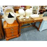 A MODERN DRESSING TABLE, A BEDSIDE CHEST, A PAIR OF TABLE LAMPS, MIRROR ETC.