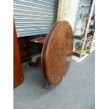 A LARGE VICTORIAN MAHOGANY OVAL BREAKFAST TABLE.