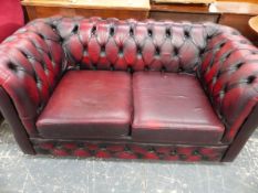 A LEATHER UPHOLSTERED BUTTON BACK CHESTERFIELD SETTEE.