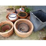 A QUANTITY OF TERRACOTTA PLANT POTS OF VARIOUS SIZES.