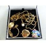 A 9ct GOLD AND OPAL PENDANT, A 9ct GOLD AND PEARL PENDANT, A PAIR OF 9ct GOLD HOOP EARRINGS AND A