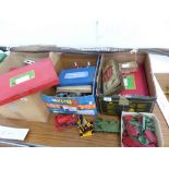 A LARGE COLLECTION OF DIE CAST VEHICLES, VARIOUS MECCANO INC. ACCESSORY SETS.