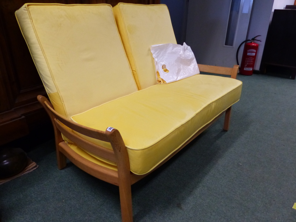 AN ERCOL SMALL COTTAGE SETTEE.