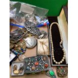 A COLLECTION OF VINTAGE AND OTHER JEWELLERY TO INCLUDE A GILDED LOCKET, CUFFLINKS, A STONE SET