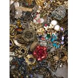 A LARGE COLLECTION OF ANTIQUE AND VINTAGE VARIOUS BROOCHES TO INCLUDE STONE SET EXAMPLES, BUCKLES,