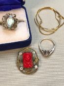 A SILVER ABALONE SHELL RING, A FURTHER SILVER SINGLE STONE RING, AN EGYPTIAN REVIVAL BROOCH, AND A