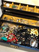 A VINTAGE JEWELLERY BOX AND CONTENTS TO INCLUDE A MODERN AND VINTAGE SELECTION OF PIECES.