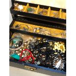 A VINTAGE JEWELLERY BOX AND CONTENTS TO INCLUDE A MODERN AND VINTAGE SELECTION OF PIECES.