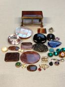 A COLLECTION OF VARIOUS LOOSE MINERALS, GEMSTONES, GLASS, PASTE ETC.