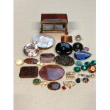 A COLLECTION OF VARIOUS LOOSE MINERALS, GEMSTONES, GLASS, PASTE ETC.