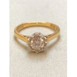 AN 18ct YELLOW GOLD HALLMARKED CUBIC ZIRCONIA SINGLE STONE RING IN AN ILLUSION SETTING, FINGER