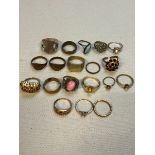 A 9ct GOLD WEDDING BAND, TWO FURTHER GOLD RINGS, AND A SELECTION OF BRASS AND OTHER RINGS. GROSS