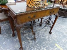 A GOOD QUALITY EARLY GEORGIAN STYLE MAHOGANY SERVING TABLE.