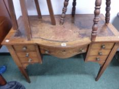 AN EDWARDIAN INLAID SMALL LADIES WRITING DESK WITH SEVEN DRAWERS ON SMALL TAPERED LEGS.