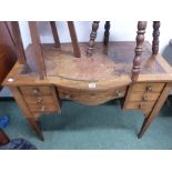 AN EDWARDIAN INLAID SMALL LADIES WRITING DESK WITH SEVEN DRAWERS ON SMALL TAPERED LEGS.