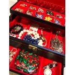 A JEWELLERY BOX AND CONTENTS, TO INCLUDE A SILVER BAND, AND GENERAL VINTAGE COSTUME PIECES.