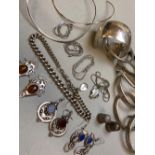 A COLLECTION OF HALLMARKED AND OTHER SILVER AND WHITE METAL JEWELLERY TO INCLUDE BANGLES,