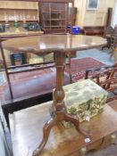 A VICTORIAN MAHOGANY TRIPOD TABLE.