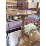 A VICTORIAN MAHOGANY TRIPOD TABLE.