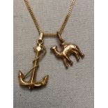 AN 18ct GOLD ANCHOR PENDANT AND CAMEL PENDANT SUSPENDED ON AN 18ct GOLD CURB CHAIN. GROSS WEIGHT 8.