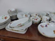 A QUANTITY OF WORCESTER EVESHAM DINNER WARES.