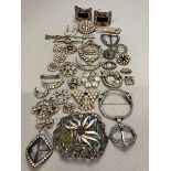A SELECTION OF ANTIQUE AND VINTAGE STONE SET BROOCHES TO INCLUDE DIAMANTE, PASTE, RHINESTONE, ETC.