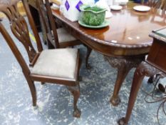 A GOOD QUALITY EARLY GEORGIAN STYLE MAHOGANY EXTENDING DINING TABLE WITH TWO LEAVES, AND A SET OF SI