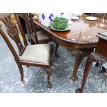 A GOOD QUALITY EARLY GEORGIAN STYLE MAHOGANY EXTENDING DINING TABLE WITH TWO LEAVES, AND A SET OF SI